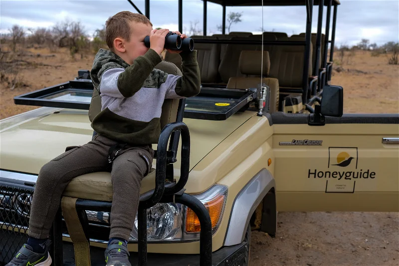 crianca no safari em Honeyguide Khoka Moya