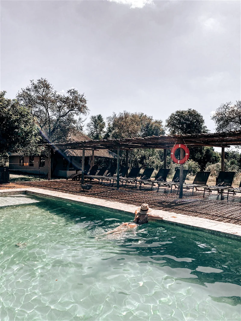 piscina no Honeyguide Khoka Moya