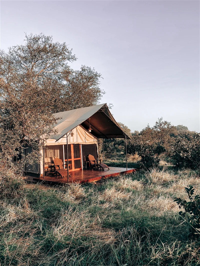 tenda vista de fora Honeyguide Khoka Moya